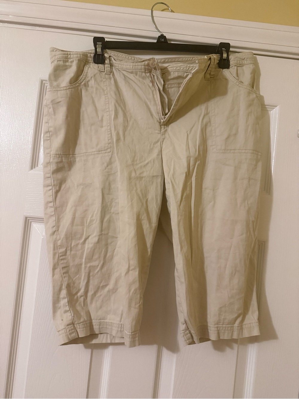 Women's Cargo Shorts in Light Khaki - Casual Utility Style